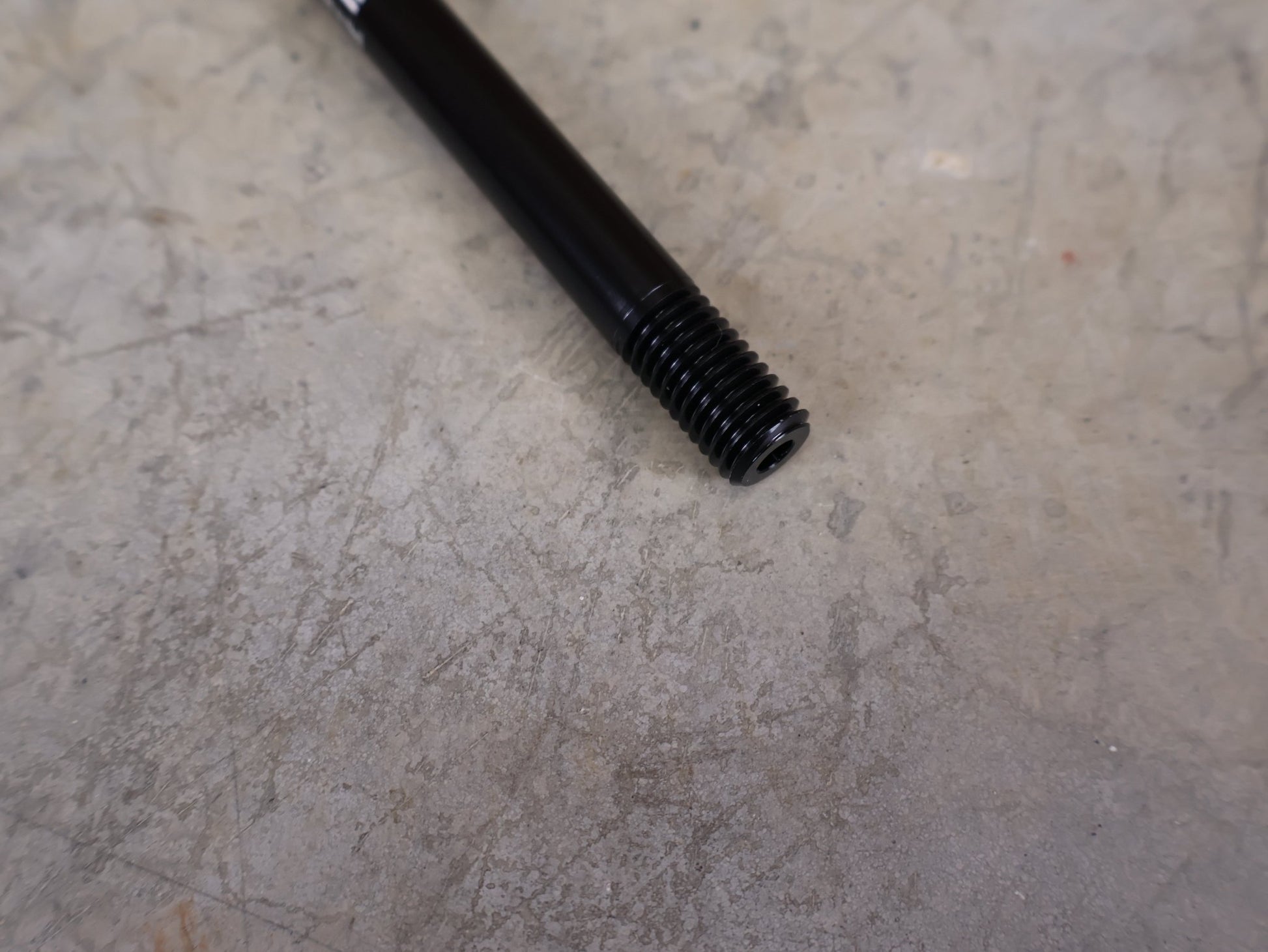 Zubehör von Rock Shox, ROCKSHOX – MAXLE STEALTH 12 × 148 MM BOOST STECKACHSE / 180 MM vor USEDBIKES - OB.DE Hintergrund