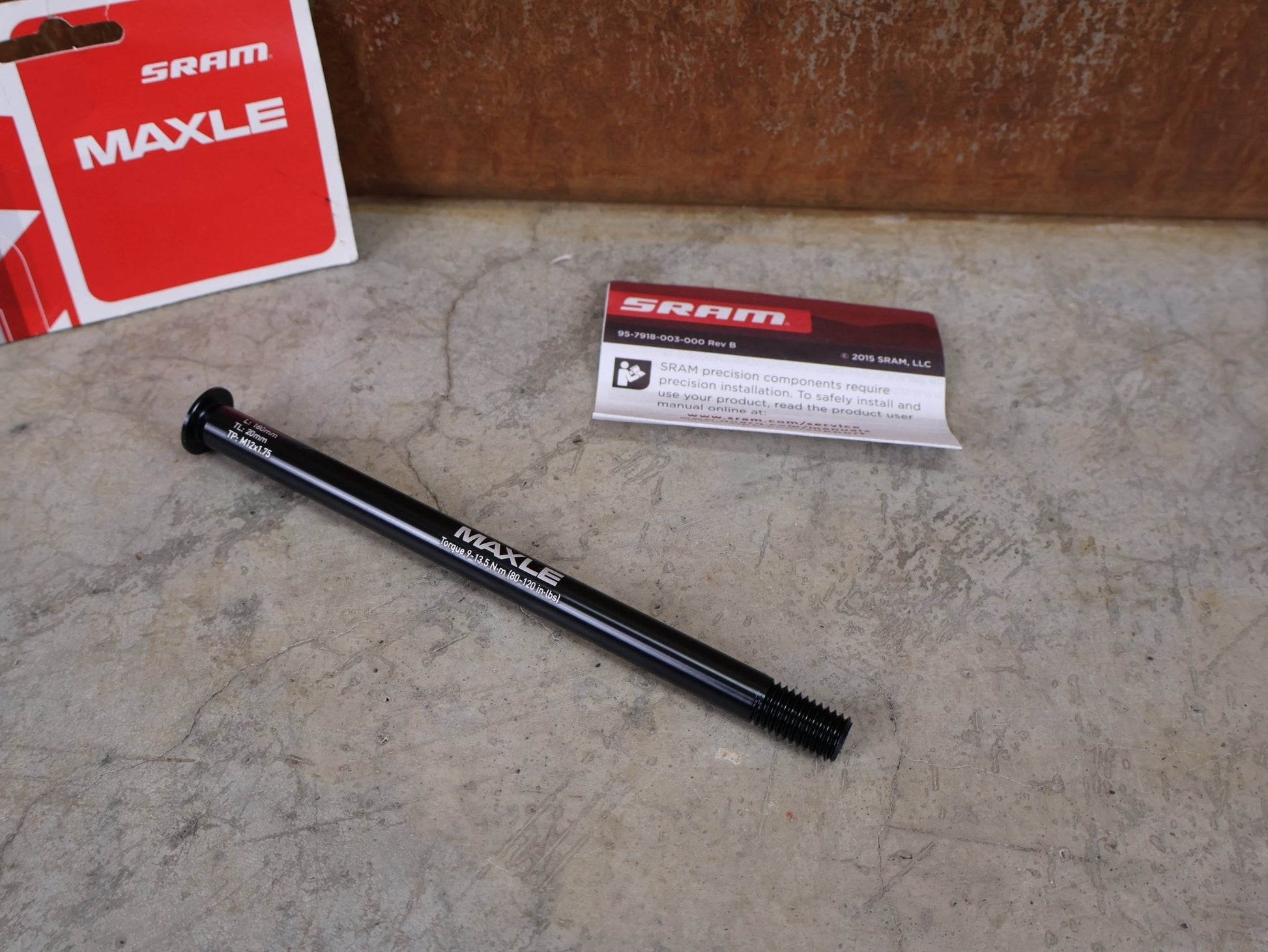 Zubehör von Rock Shox, ROCKSHOX – MAXLE STEALTH 12 × 148 MM BOOST STECKACHSE / 180 MM vor USEDBIKES - OB.DE Hintergrund