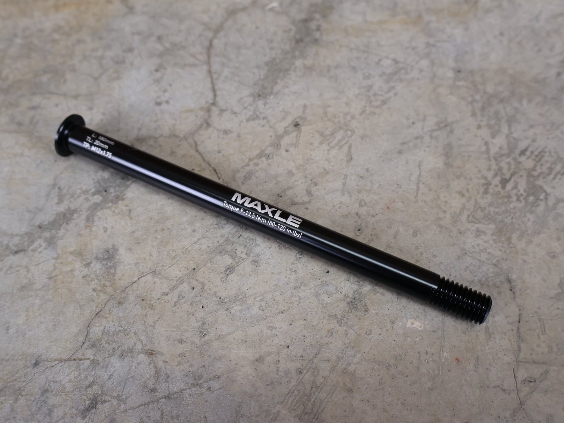 Zubehör von Rock Shox, ROCKSHOX – MAXLE STEALTH 12 × 148 MM BOOST STECKACHSE / 180 MM vor USEDBIKES - OB.DE Hintergrund