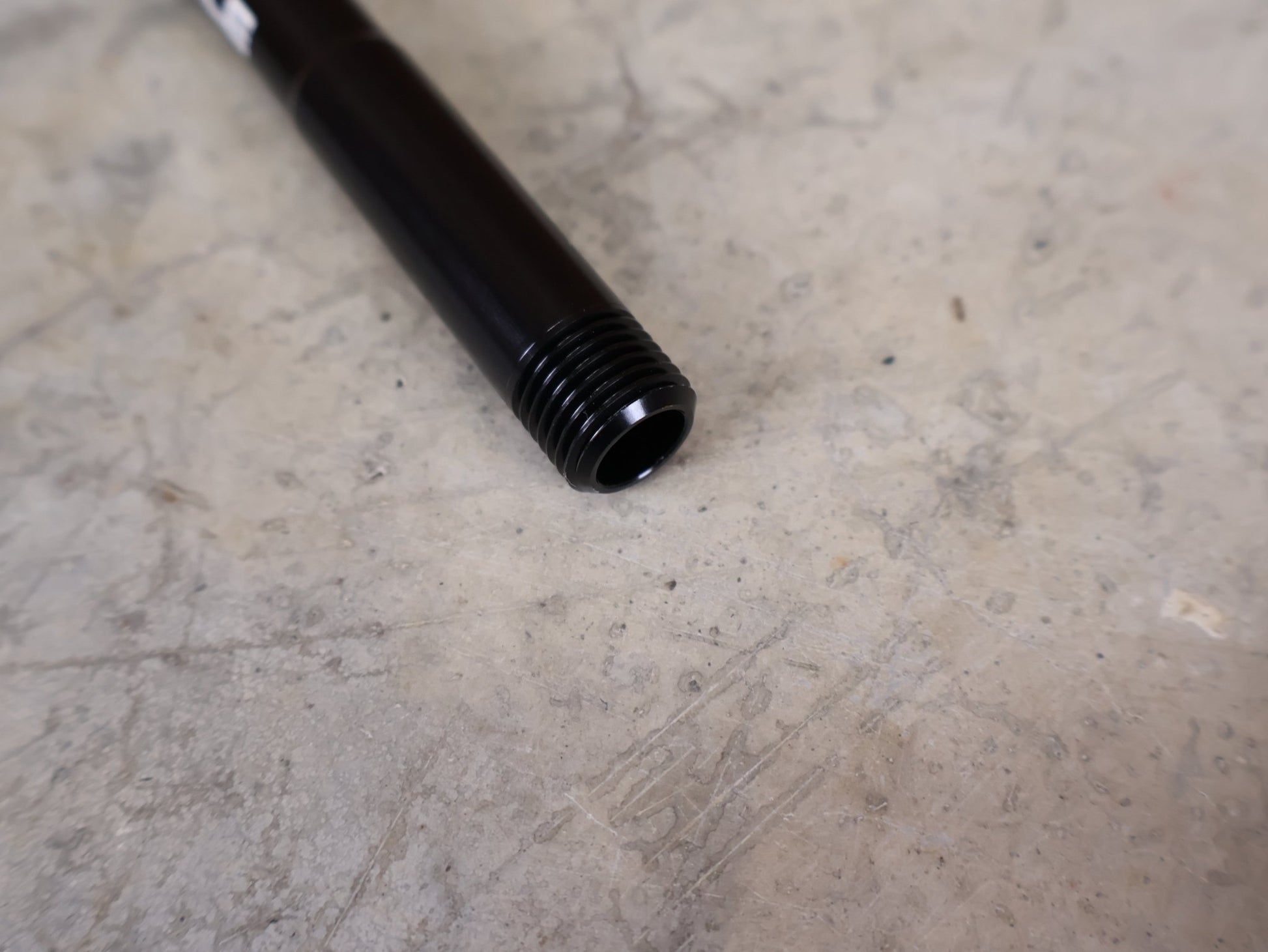 Federgabel von Rock Shox, ROCKSHOX – MAXLE STEALTH BOOST 15 × 110 MM STECKACHSE / 158MM vor USEDBIKES - OB.DE Hintergrund