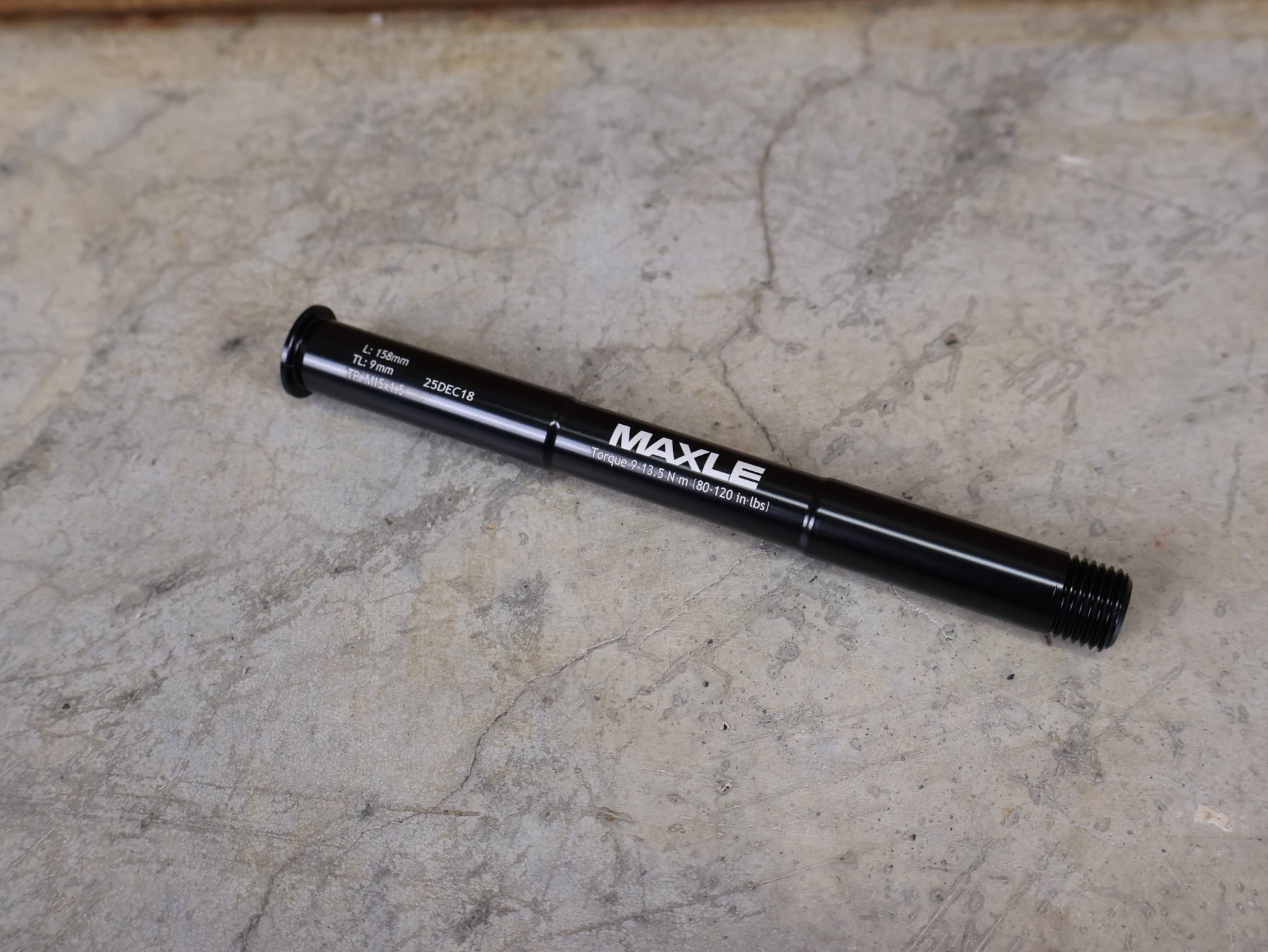 Federgabel von Rock Shox, ROCKSHOX – MAXLE STEALTH BOOST 15 × 110 MM STECKACHSE / 158MM vor USEDBIKES - OB.DE Hintergrund