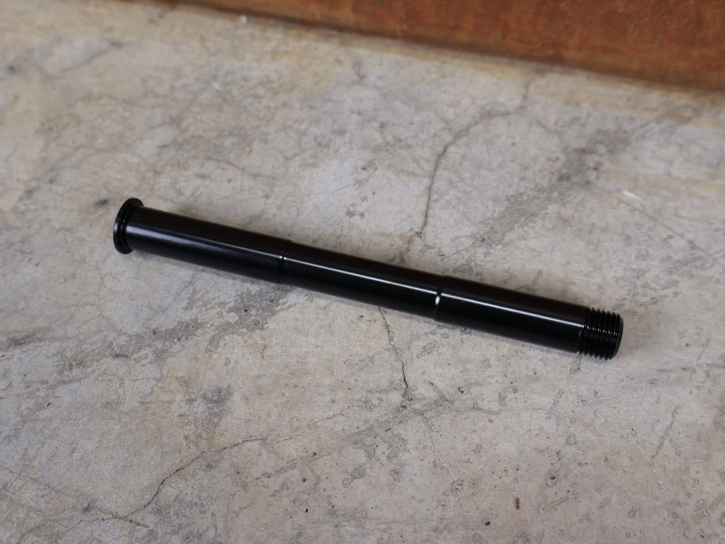 Federgabel von Rock Shox, ROCKSHOX – MAXLE STEALTH BOOST 15 × 110 MM STECKACHSE / 158MM vor USEDBIKES - OB.DE Hintergrund