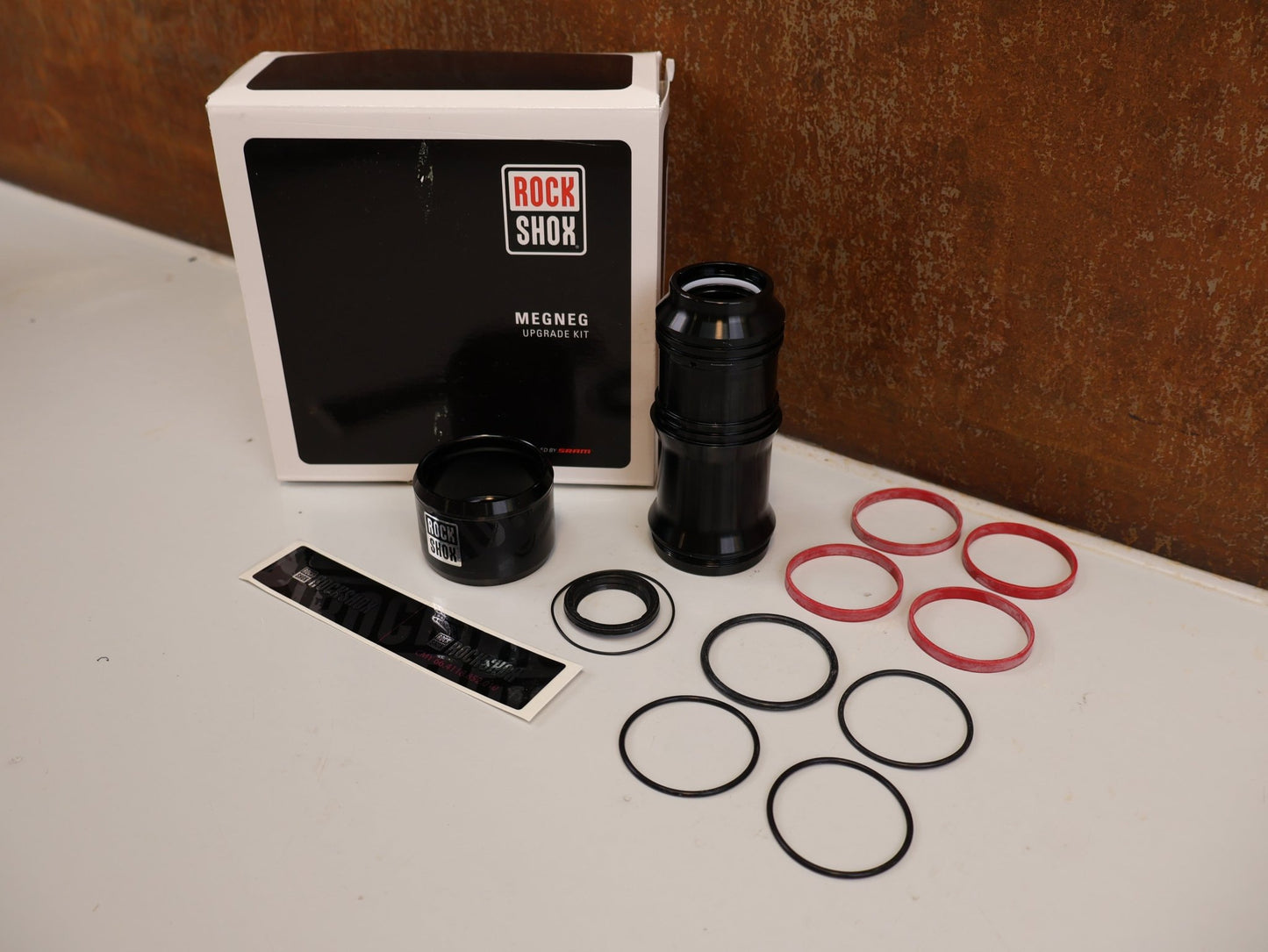 Zubehör von Rock Shox, ROCKSHOX MEGNEG AIR CAN UPGRADE KIT / 205-230 X 57,5-65 MM vor USEDBIKES-OB.DE Hintergrund