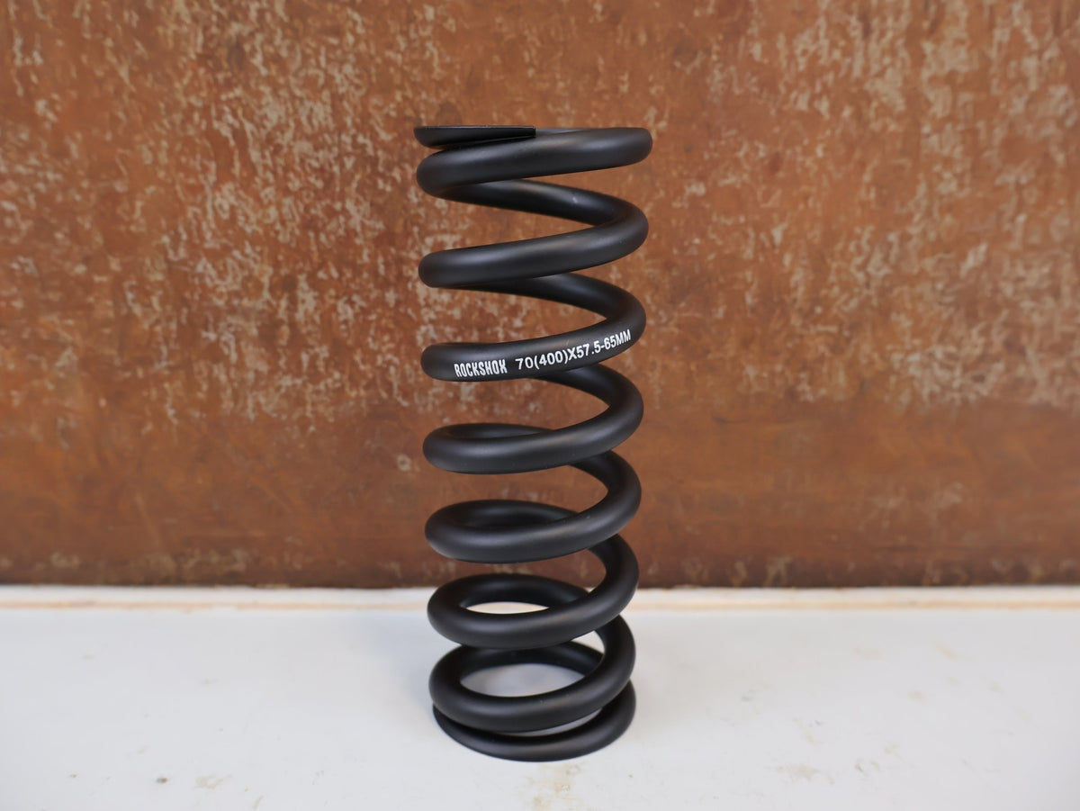 Federgabel & Dämpfer von Rock Shox, ROCKSHOX METRIC COIL FEDER SCHWARZ 400LB 151MM vor USEDBIKES-OB.DE Hintergrund