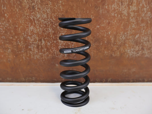 Federgabel & Dämpfer von Rock Shox, ROCKSHOX METRIC COIL FEDER SCHWARZ 400LB 151MM vor USEDBIKES-OB.DE Hintergrund