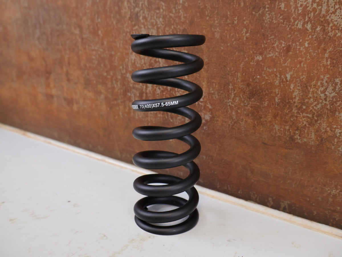 Federgabel & Dämpfer von Rock Shox, ROCKSHOX METRIC COIL FEDER SCHWARZ 400LB 151MM vor USEDBIKES-OB.DE Hintergrund