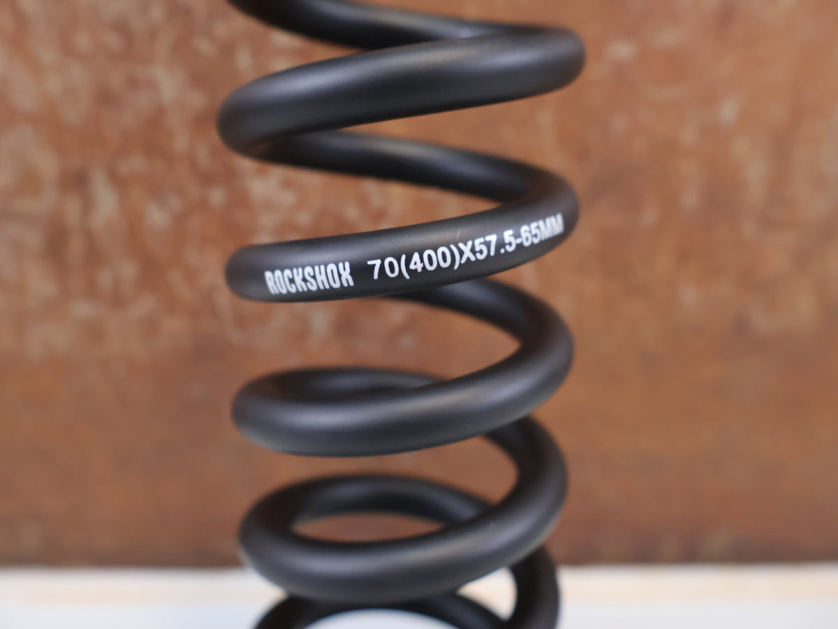 Federgabel & Dämpfer von Rock Shox, ROCKSHOX METRIC COIL FEDER SCHWARZ 400LB 151MM vor USEDBIKES-OB.DE Hintergrund