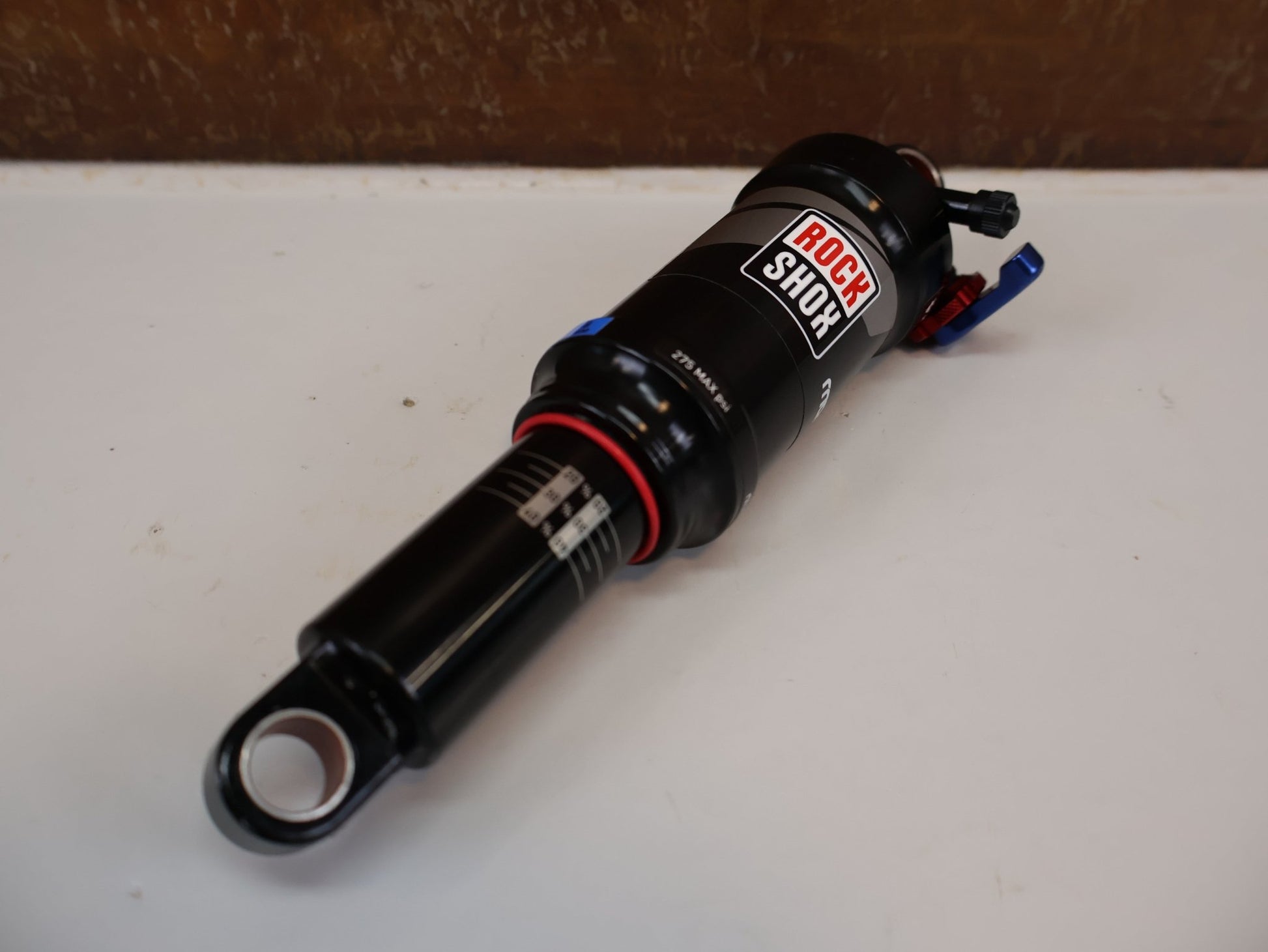 Federgabel & Dämpfer von Rock Shox, ROCKSHOX MONARCH RL DÄMPFER / 190X51MM / SOLO AIR / MID TUNE / 00.4118.123.004 vor USEDBIKES-OB.DE Hintergrund