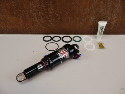 Federgabel & Dämpfer von Rock Shox, ROCKSHOX MONARCH RL DÄMPFER / 190X51MM / SOLO AIR / MID TUNE / 00.4118.123.004 vor USEDBIKES-OB.DE Hintergrund