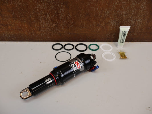 Federgabel & Dämpfer von Rock Shox, ROCKSHOX MONARCH RL DÄMPFER / 190X51MM / SOLO AIR / MID TUNE / 00.4118.123.004 vor USEDBIKES-OB.DE Hintergrund