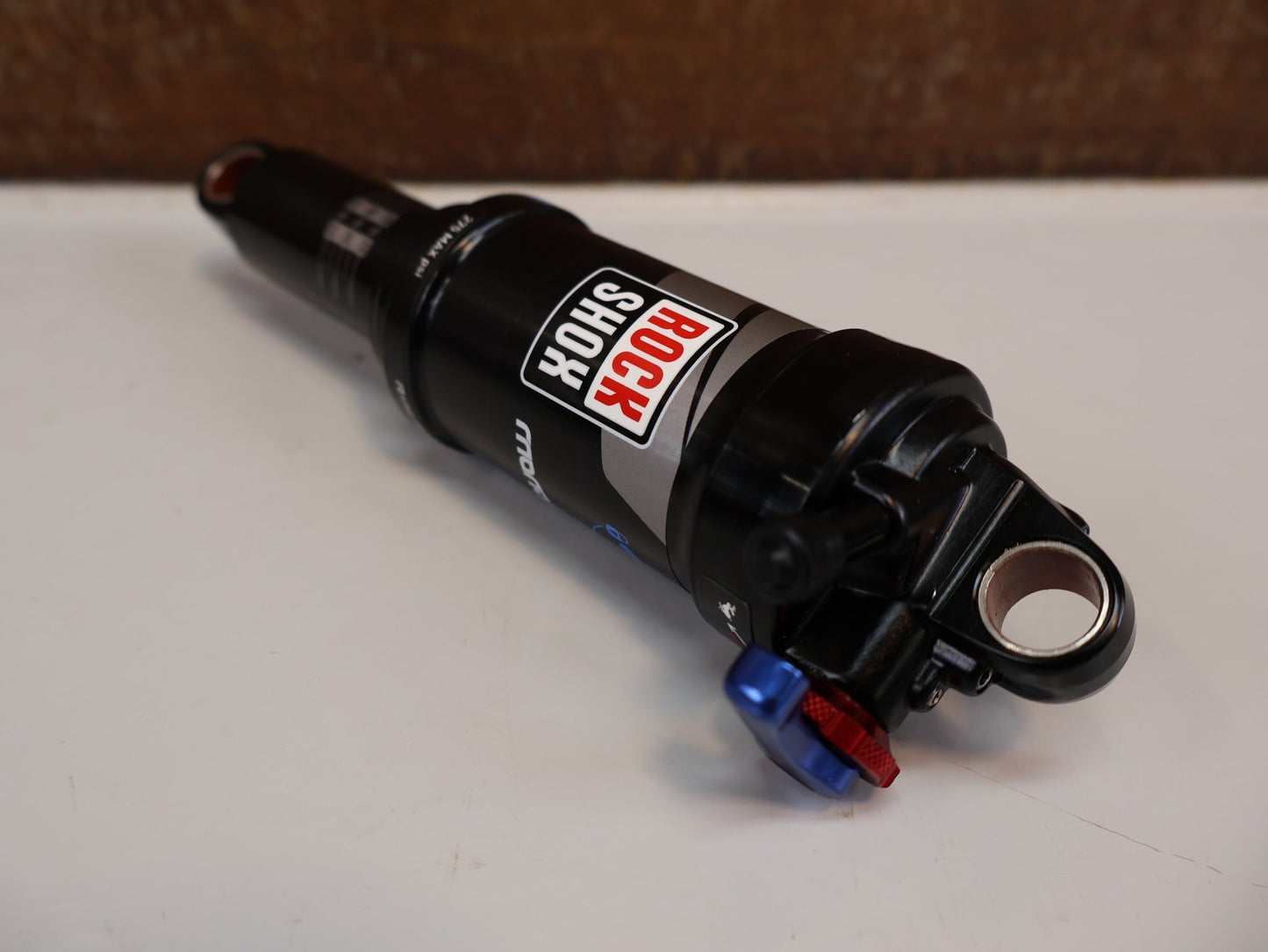 Federgabel & Dämpfer von Rock Shox, ROCKSHOX MONARCH RL DÄMPFER / 190X51MM / SOLO AIR / MID TUNE / 00.4118.123.004 vor USEDBIKES-OB.DE Hintergrund