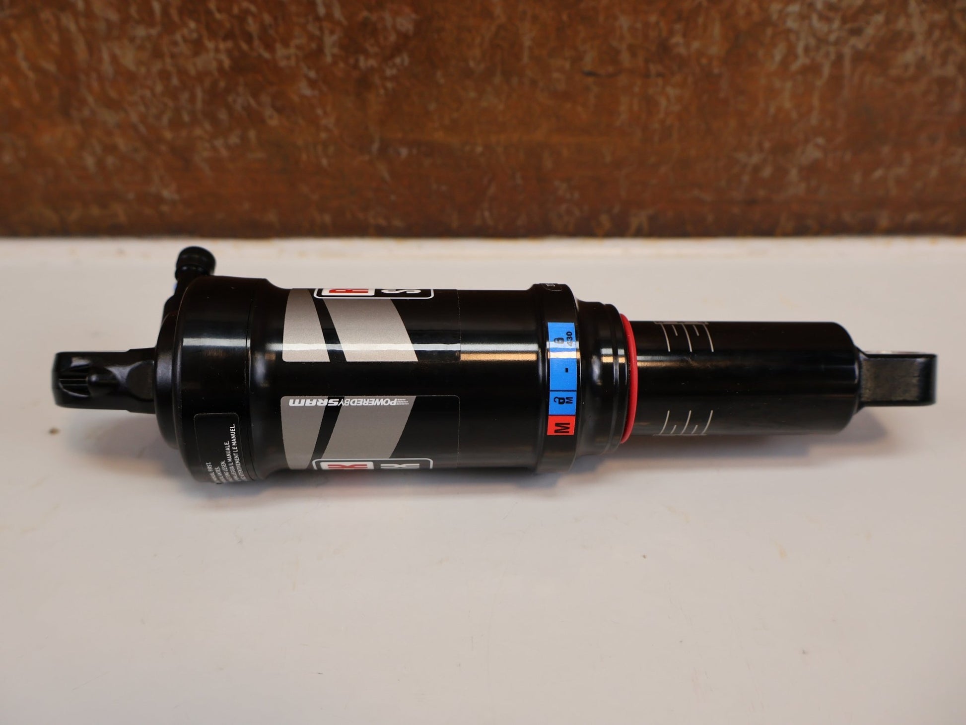 Federgabel & Dämpfer von Rock Shox, ROCKSHOX MONARCH RL DÄMPFER / 190X51MM / SOLO AIR / MID TUNE / 00.4118.123.004 vor USEDBIKES-OB.DE Hintergrund