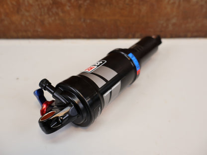 Federgabel & Dämpfer von Rock Shox, ROCKSHOX MONARCH RL DÄMPFER / 190X51MM / SOLO AIR / MID TUNE / 00.4118.123.004 vor USEDBIKES-OB.DE Hintergrund