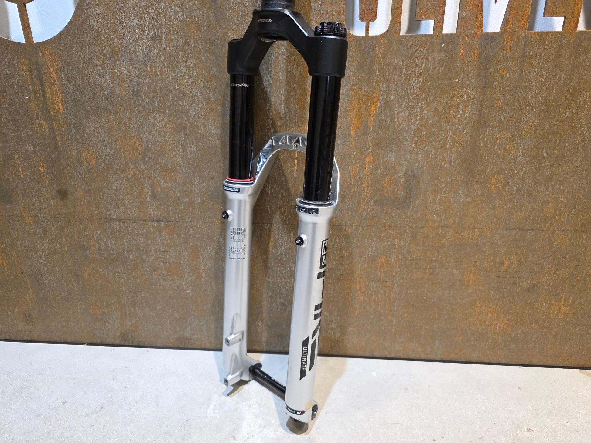 Federgabel von Rock Shox, ROCKSHOX PIKE ULTIMATE / 29" / 35MM / 140MM / BOOST / SILBER vor USEDBIKES - OB.DE Hintergrund