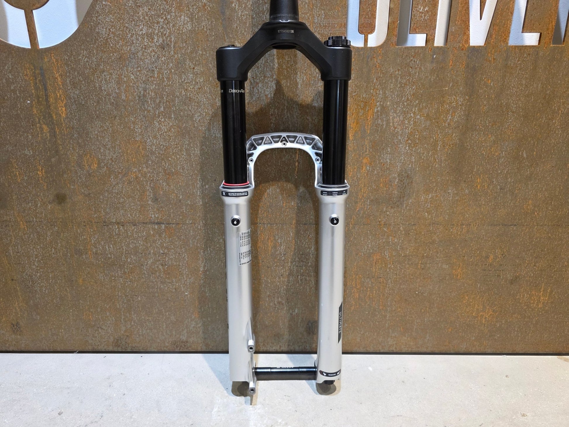 Federgabel von Rock Shox, ROCKSHOX PIKE ULTIMATE / 29" / 35MM / 140MM / BOOST / SILBER vor USEDBIKES - OB.DE Hintergrund