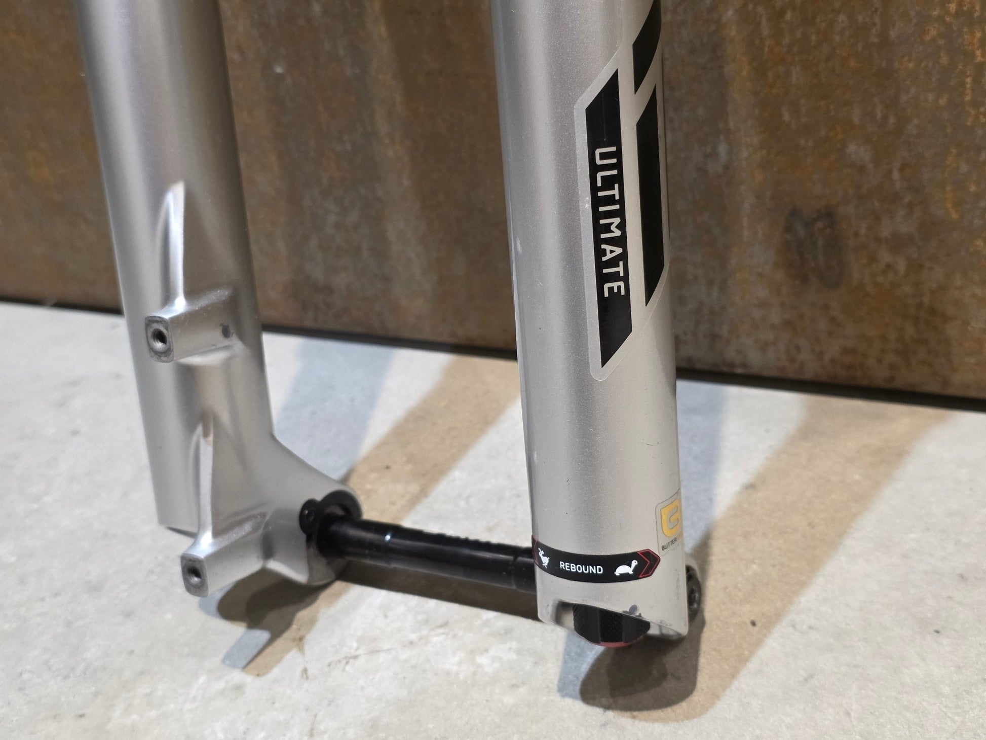 Federgabel von Rock Shox, ROCKSHOX PIKE ULTIMATE / 29" / 35MM / 140MM / BOOST / SILBER vor USEDBIKES - OB.DE Hintergrund