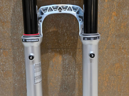 Federgabel von Rock Shox, ROCKSHOX PIKE ULTIMATE / 29" / 35MM / 140MM / BOOST / SILBER vor USEDBIKES - OB.DE Hintergrund