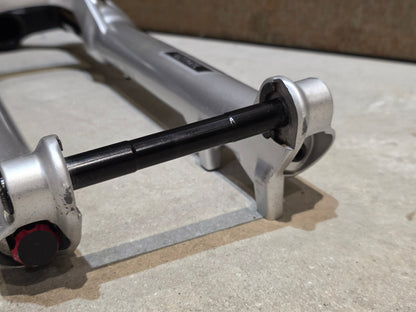 Federgabel von Rock Shox, ROCKSHOX PIKE ULTIMATE / 29" / 35MM / 140MM / BOOST / SILBER vor USEDBIKES - OB.DE Hintergrund