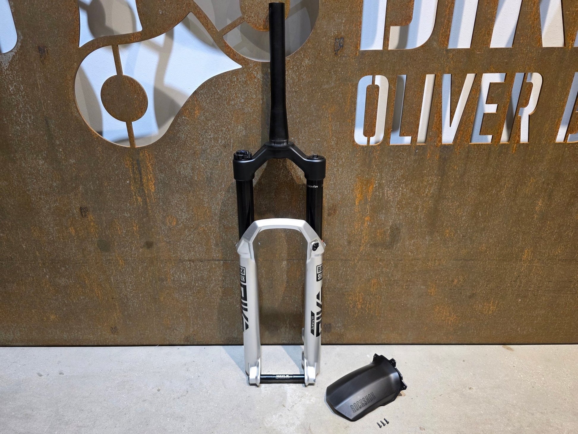 Federgabel von Rock Shox, ROCKSHOX PIKE ULTIMATE / 29" / 35MM / 140MM / BOOST / SILBER vor USEDBIKES - OB.DE Hintergrund