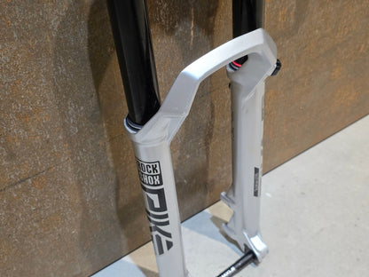 Federgabel von Rock Shox, ROCKSHOX PIKE ULTIMATE / 29" / 35MM / 140MM / BOOST / SILBER vor USEDBIKES - OB.DE Hintergrund