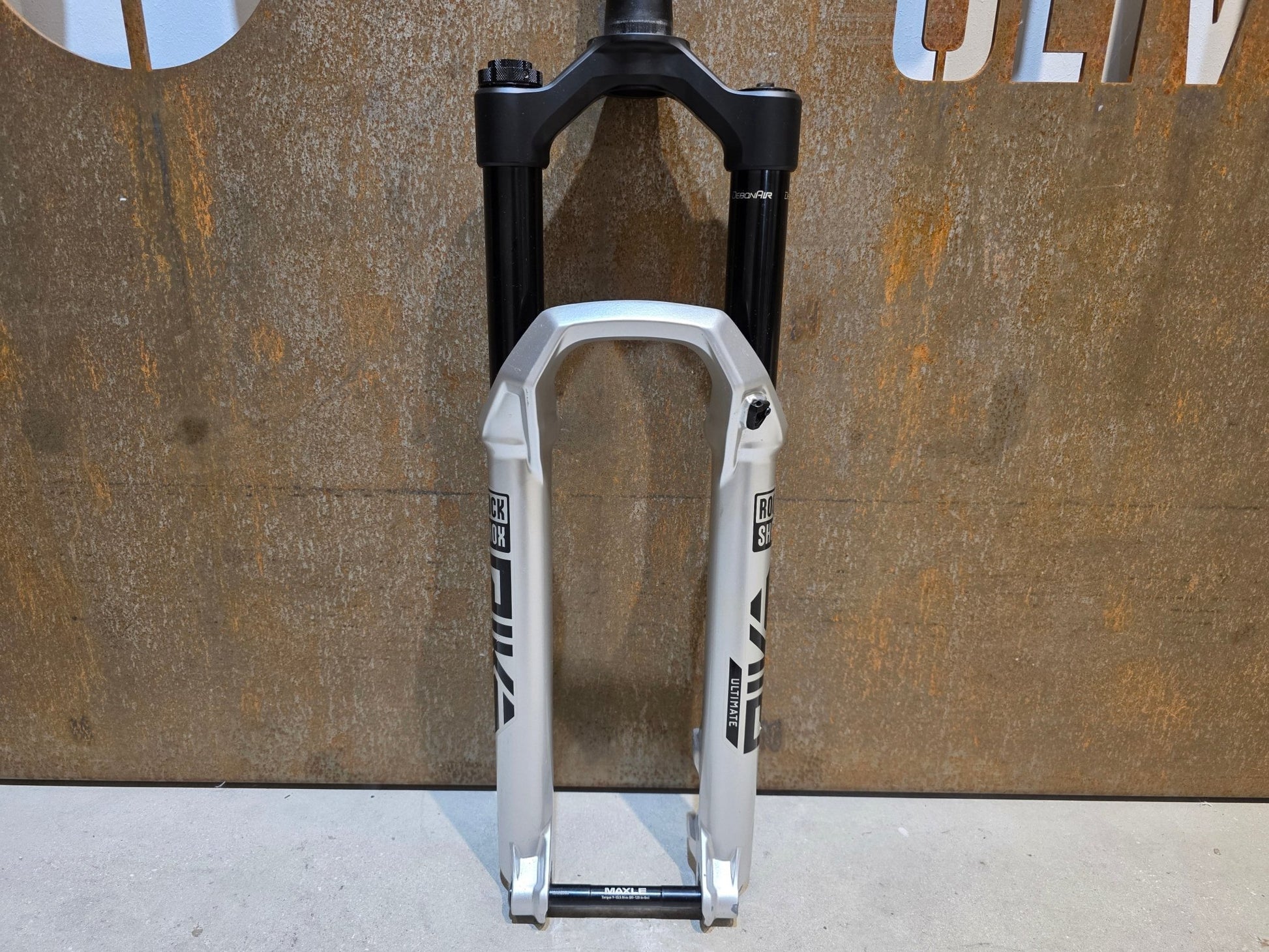 Federgabel von Rock Shox, ROCKSHOX PIKE ULTIMATE / 29" / 35MM / 140MM / BOOST / SILBER vor USEDBIKES - OB.DE Hintergrund