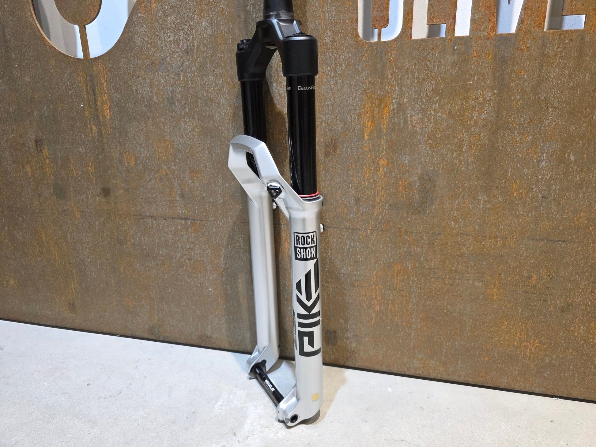 Federgabel von Rock Shox, ROCKSHOX PIKE ULTIMATE / 29" / 35MM / 140MM / BOOST / SILBER vor USEDBIKES - OB.DE Hintergrund