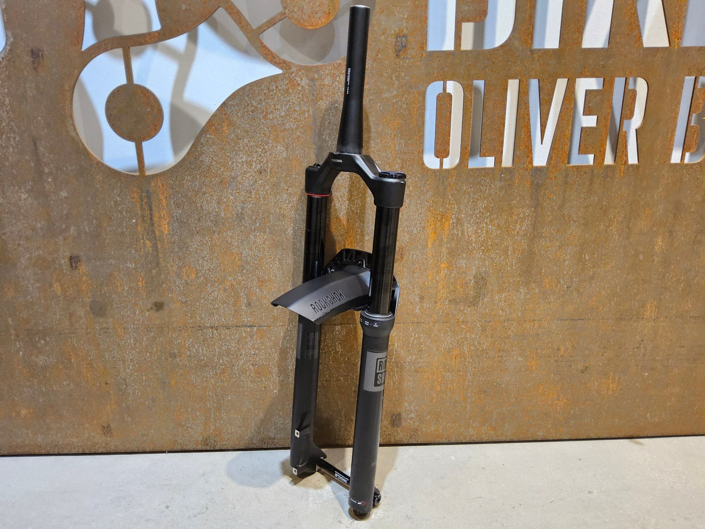Federgabel von Rock Shox, ROCKSHOX PSYLO GOLD RC / 29" / 35MM / 160MM / BOOST / SCHWARZ MATT vor USEDBIKES - OB.DE Hintergrund