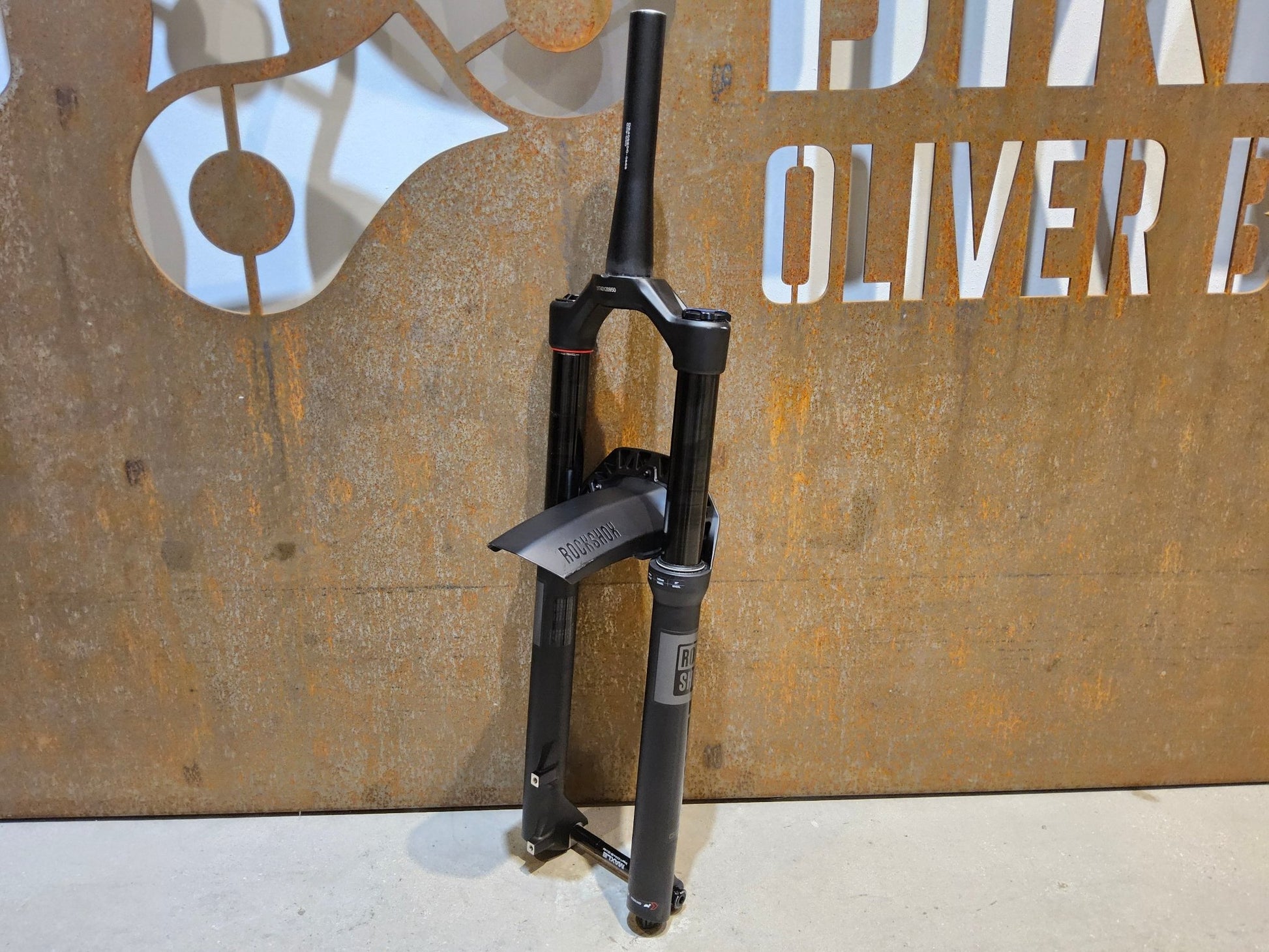 Federgabel von Rock Shox, ROCKSHOX PSYLO GOLD RC / 29" / 35MM / 160MM / BOOST / SCHWARZ MATT vor USEDBIKES - OB.DE Hintergrund