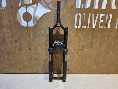 Federgabel von Rock Shox, ROCKSHOX PSYLO GOLD RC / 29" / 35MM / 160MM / BOOST / SCHWARZ MATT vor USEDBIKES - OB.DE Hintergrund