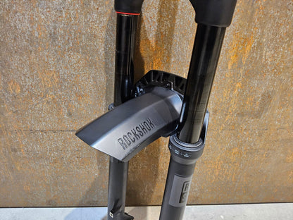 Federgabel von Rock Shox, ROCKSHOX PSYLO GOLD RC / 29" / 35MM / 160MM / BOOST / SCHWARZ MATT vor USEDBIKES - OB.DE Hintergrund