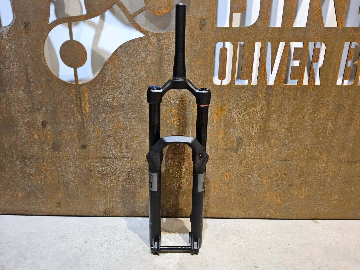 Federgabel von Rock Shox, ROCKSHOX PSYLO GOLD RC / 29" / 35MM / 160MM / BOOST / SCHWARZ MATT vor USEDBIKES - OB.DE Hintergrund