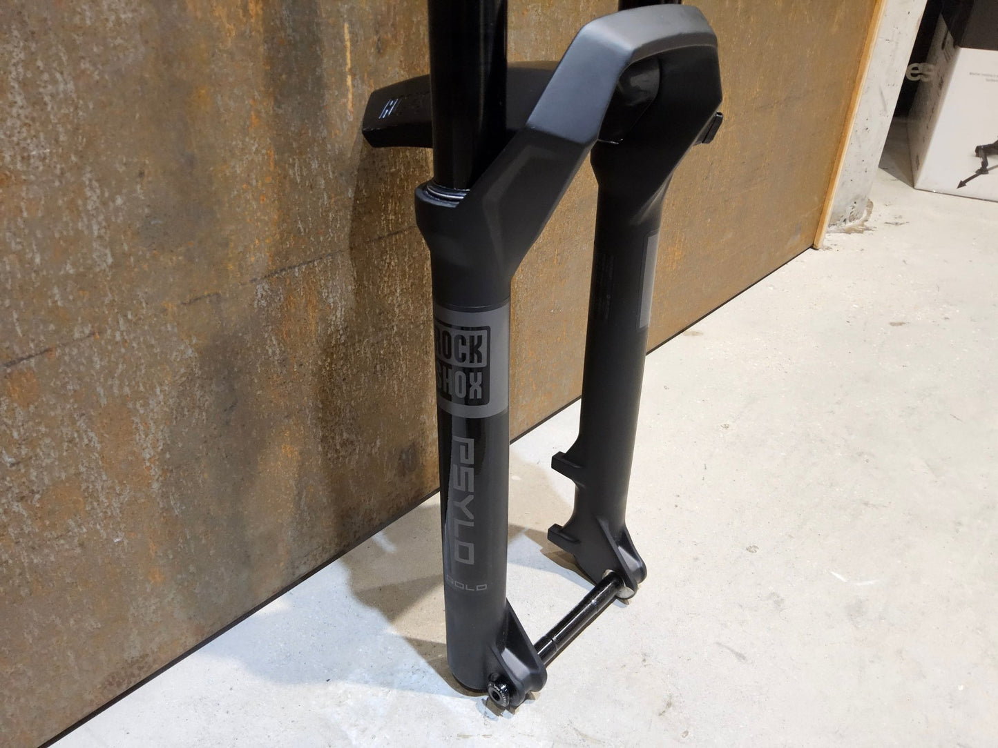 Federgabel von Rock Shox, ROCKSHOX PSYLO GOLD RC / 29" / 35MM / 160MM / BOOST / SCHWARZ MATT vor USEDBIKES - OB.DE Hintergrund