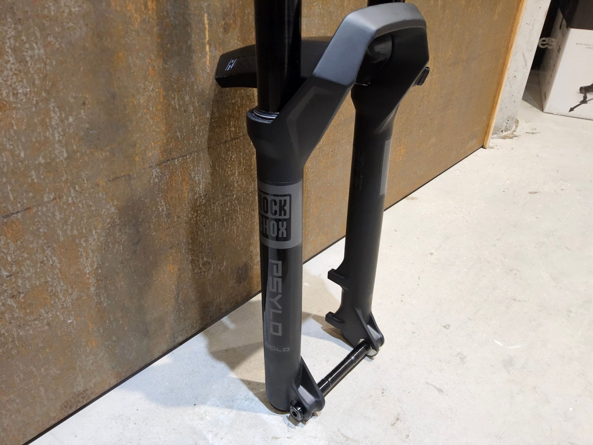 Federgabel von Rock Shox, ROCKSHOX PSYLO GOLD RC / 29" / 35MM / 160MM / BOOST / SCHWARZ MATT vor USEDBIKES - OB.DE Hintergrund
