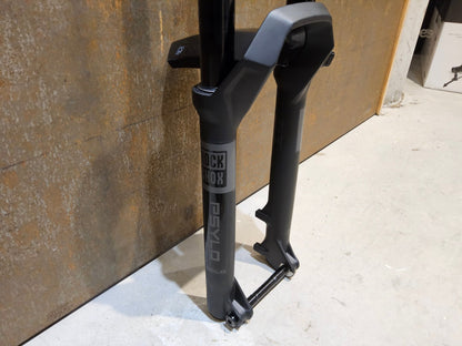 Federgabel von Rock Shox, ROCKSHOX PSYLO GOLD RC / 29" / 35MM / 160MM / BOOST / SCHWARZ MATT vor USEDBIKES - OB.DE Hintergrund
