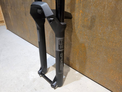 Federgabel von Rock Shox, ROCKSHOX PSYLO GOLD RC / 29" / 35MM / 160MM / BOOST / SCHWARZ MATT vor USEDBIKES - OB.DE Hintergrund