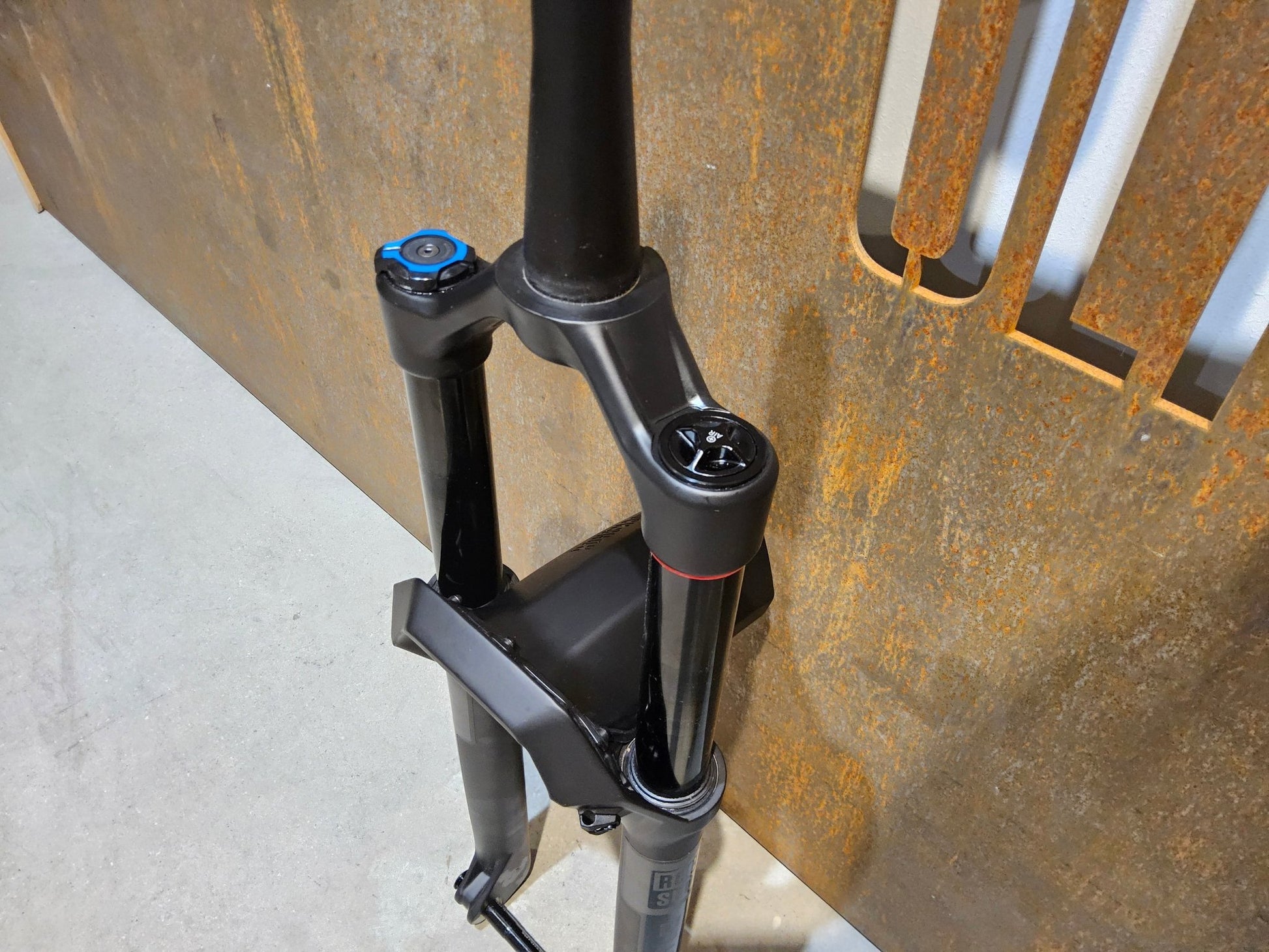 Federgabel von Rock Shox, ROCKSHOX PSYLO GOLD RC / 29" / 35MM / 160MM / BOOST / SCHWARZ MATT vor USEDBIKES - OB.DE Hintergrund