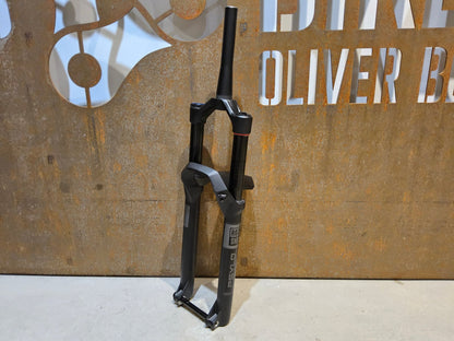 Federgabel von Rock Shox, ROCKSHOX PSYLO GOLD RC / 29" / 35MM / 160MM / BOOST / SCHWARZ MATT vor USEDBIKES - OB.DE Hintergrund