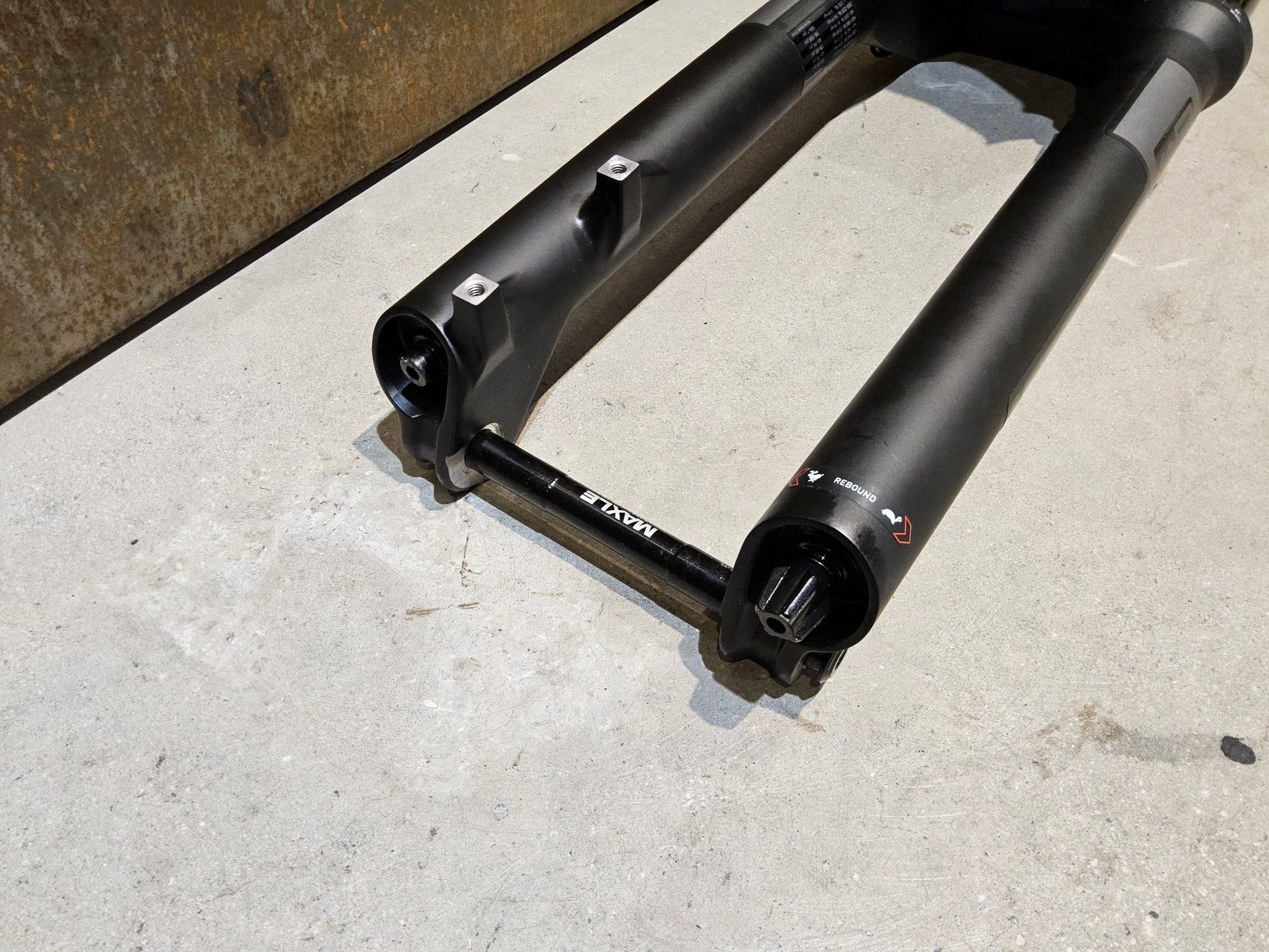 Federgabel von Rock Shox, ROCKSHOX PSYLO GOLD RC / 29" / 35MM / 160MM / BOOST / SCHWARZ MATT vor USEDBIKES - OB.DE Hintergrund