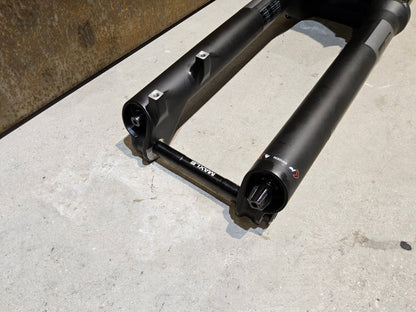 Federgabel von Rock Shox, ROCKSHOX PSYLO GOLD RC / 29" / 35MM / 160MM / BOOST / SCHWARZ MATT vor USEDBIKES - OB.DE Hintergrund