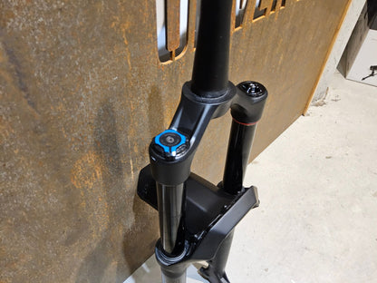 Federgabel von Rock Shox, ROCKSHOX PSYLO GOLD RC / 29" / 35MM / 160MM / BOOST / SCHWARZ MATT vor USEDBIKES - OB.DE Hintergrund
