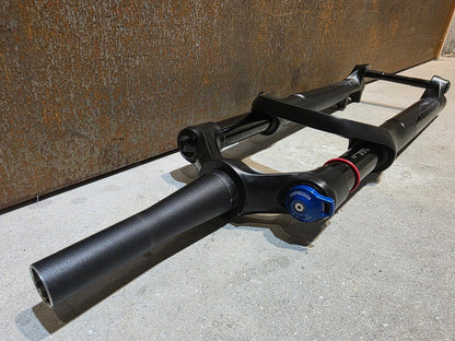 Federgabel von Rock Shox, ROCKSHOX REBA RL / 29" / 100MM / BOOST / SCHWARZ vor USEDBIKES - OB.DE Hintergrund