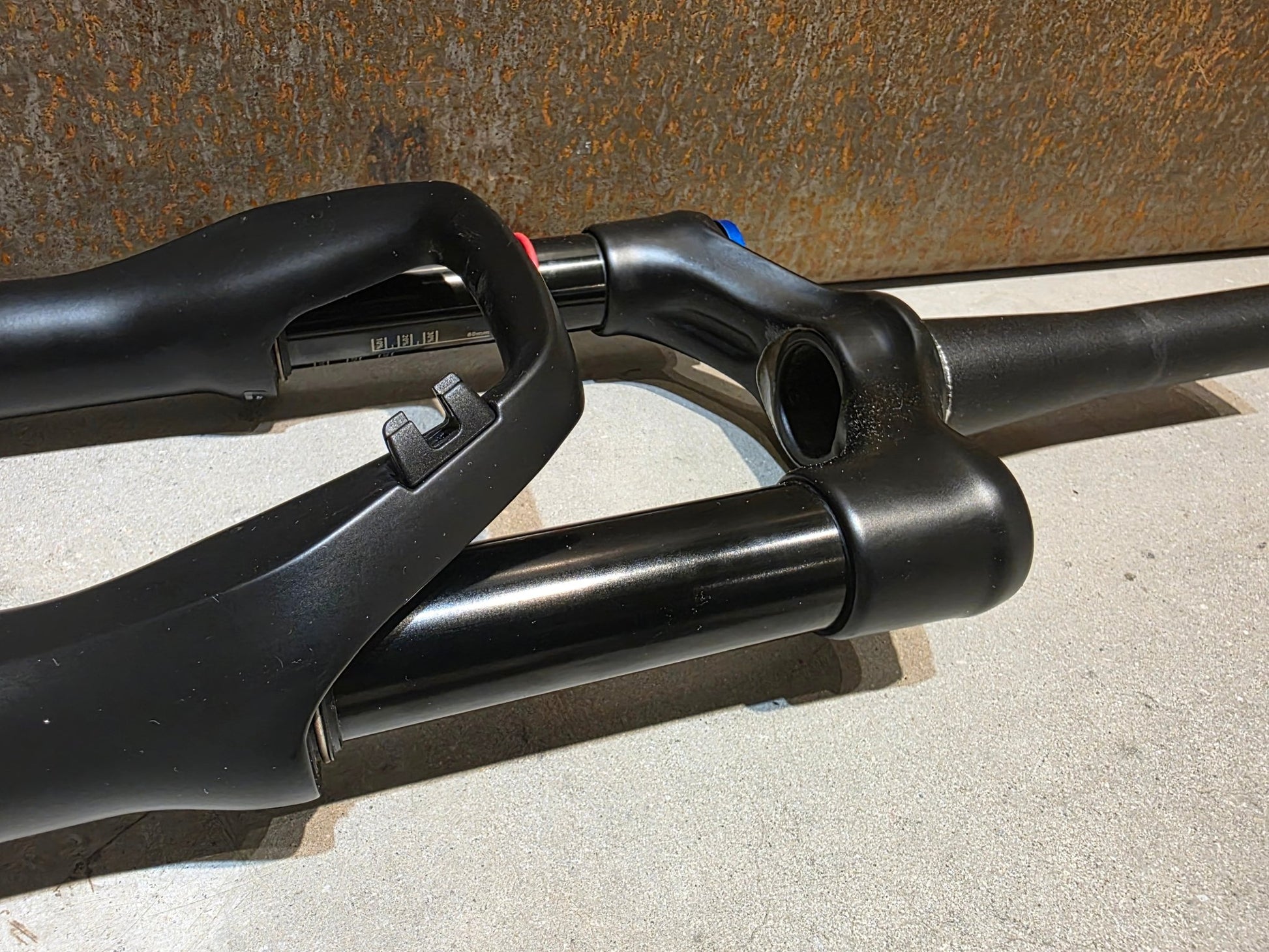 Federgabel von Rock Shox, ROCKSHOX REBA RL / 29" / 100MM / BOOST / SCHWARZ vor USEDBIKES - OB.DE Hintergrund
