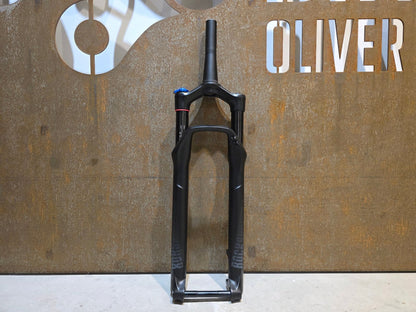 Federgabel von Rock Shox, ROCKSHOX REBA RL / 29" / 100MM / BOOST / SCHWARZ vor USEDBIKES - OB.DE Hintergrund