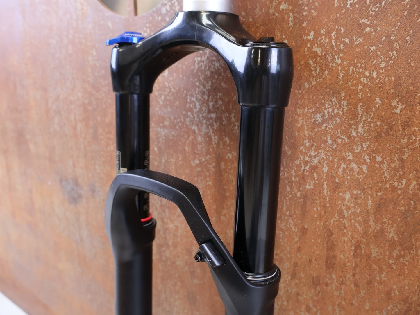 Federgabel von Rock Shox, ROCKSHOX REBA RL 29 ZOLL BOOST FEDERGABEL 120 MM / SCHWARZ vor USEDBIKES-OB.DE Hintergrund