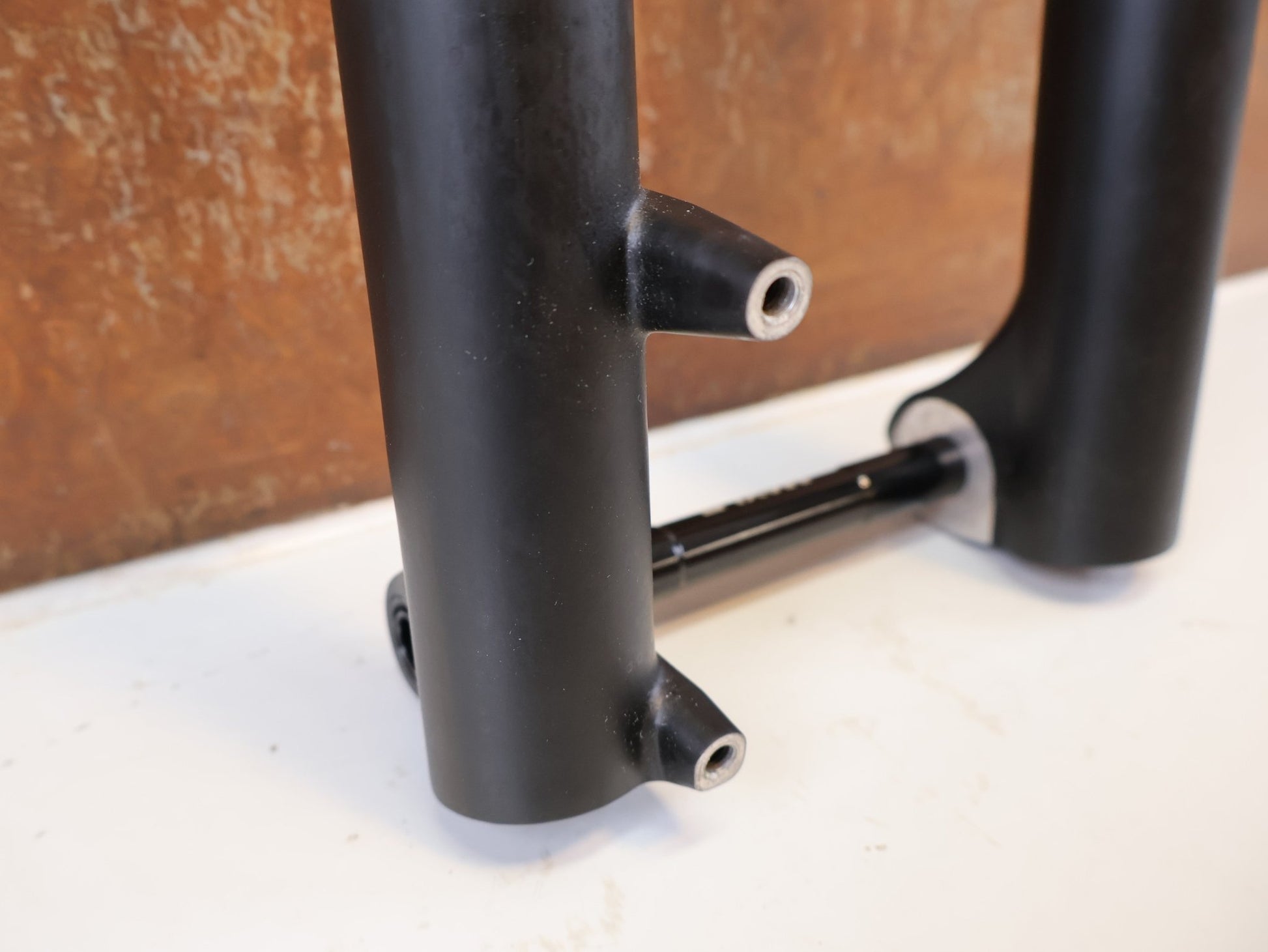 Federgabel von Rock Shox, ROCKSHOX REBA RL 29 ZOLL BOOST FEDERGABEL 120 MM / SCHWARZ vor USEDBIKES-OB.DE Hintergrund