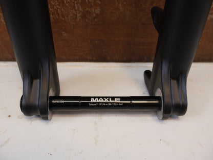 Federgabel von Rock Shox, ROCKSHOX REBA RL 29 ZOLL BOOST FEDERGABEL 120 MM / SCHWARZ vor USEDBIKES-OB.DE Hintergrund
