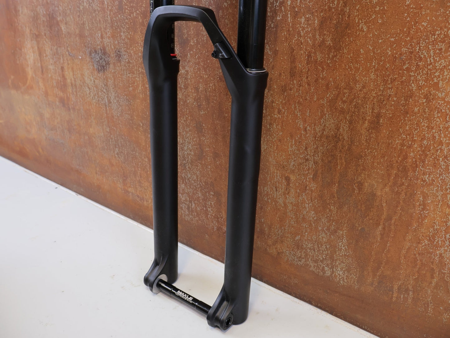 Federgabel von Rock Shox, ROCKSHOX REBA RL 29 ZOLL BOOST FEDERGABEL 120 MM / SCHWARZ vor USEDBIKES-OB.DE Hintergrund