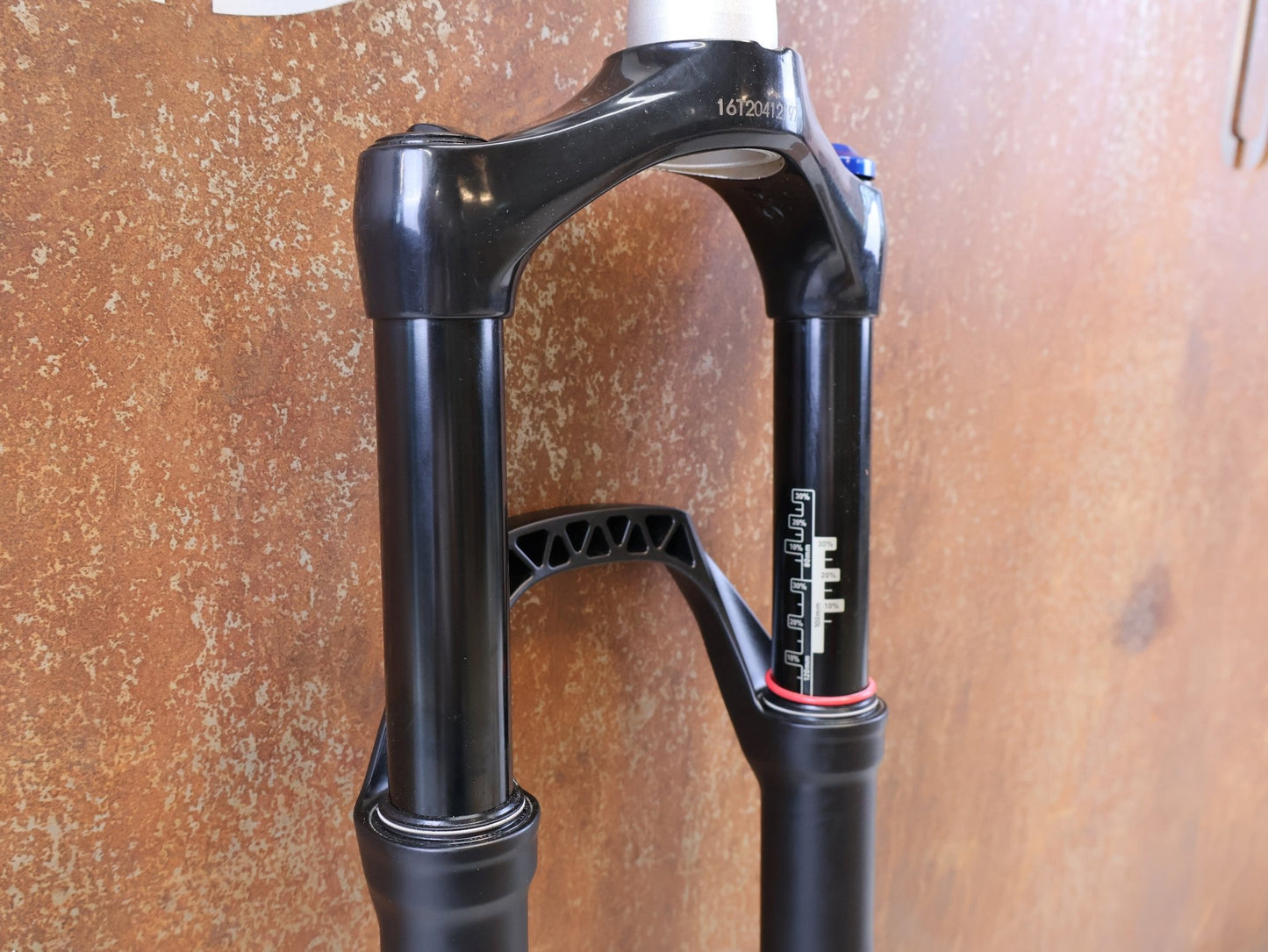 Federgabel von Rock Shox, ROCKSHOX REBA RL 29 ZOLL BOOST FEDERGABEL 120 MM / SCHWARZ vor USEDBIKES-OB.DE Hintergrund