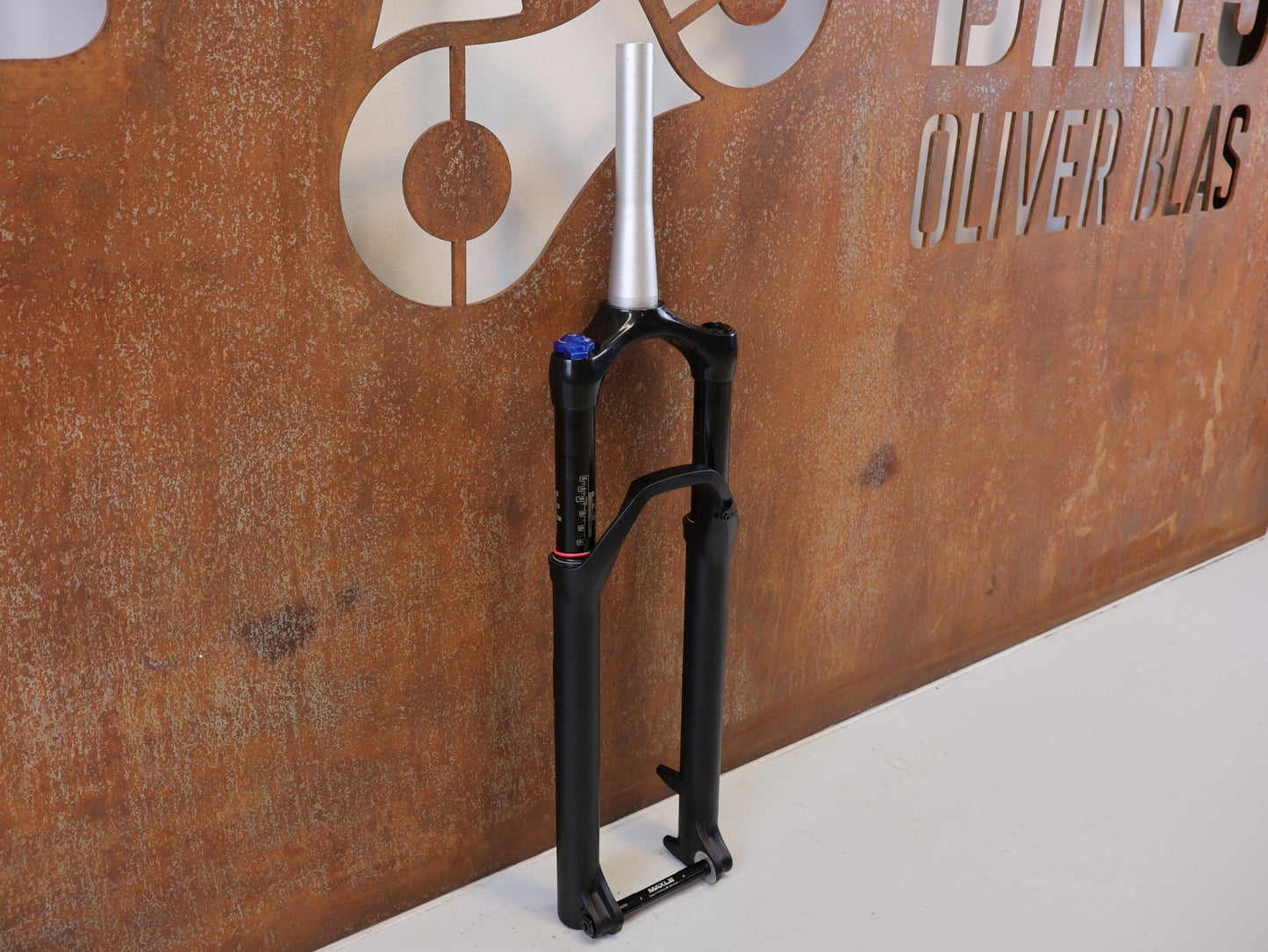 Federgabel von Rock Shox, ROCKSHOX REBA RL 29 ZOLL BOOST FEDERGABEL 120 MM / SCHWARZ vor USEDBIKES-OB.DE Hintergrund