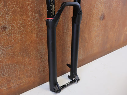 Federgabel von Rock Shox, ROCKSHOX REBA RL 29 ZOLL BOOST FEDERGABEL 120 MM / SCHWARZ vor USEDBIKES-OB.DE Hintergrund